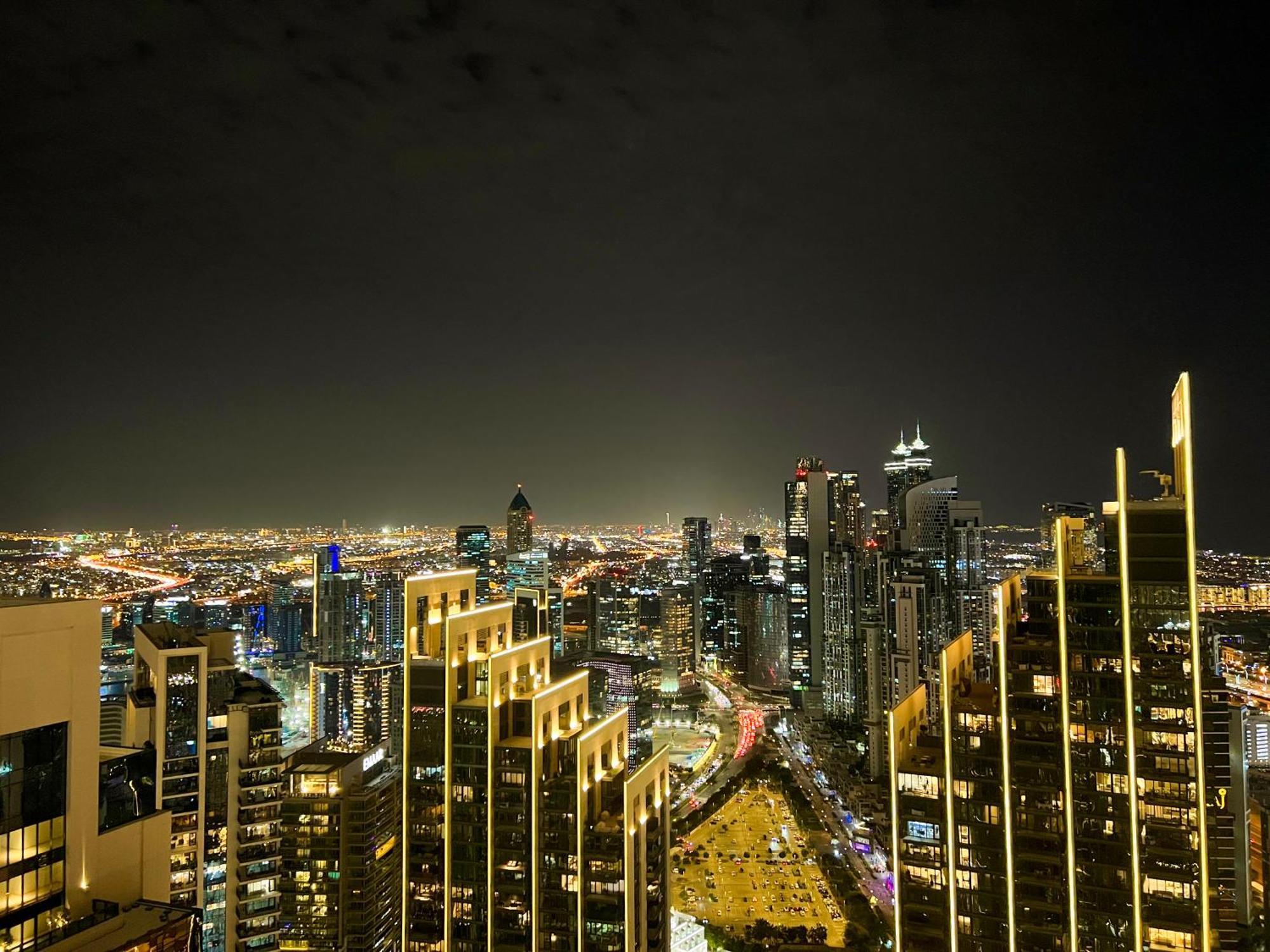 Downtown Luxury - Stunning Burj Khalifa & Sea View - 5 Minutes Walk To Dubai Mall Exterior photo